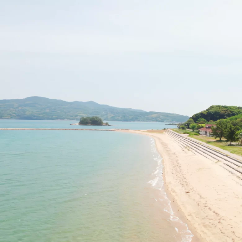 誰もいない砂浜と海