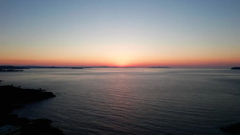 夕暮れの静かな海