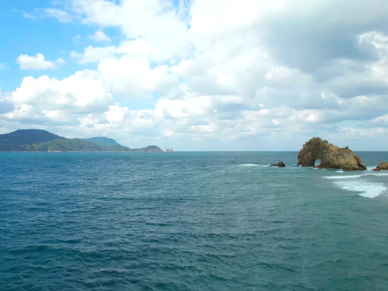 ぐいーんと海に浮かぶ岩へ