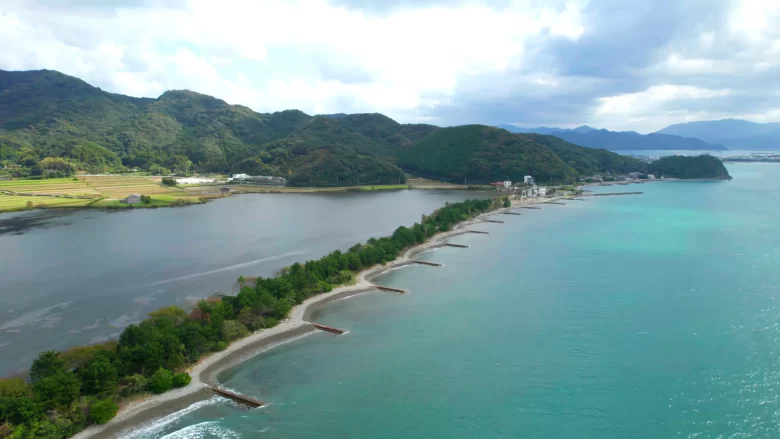 波の橋立に寄せる波