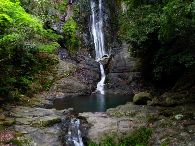 滝を下の方から遡る